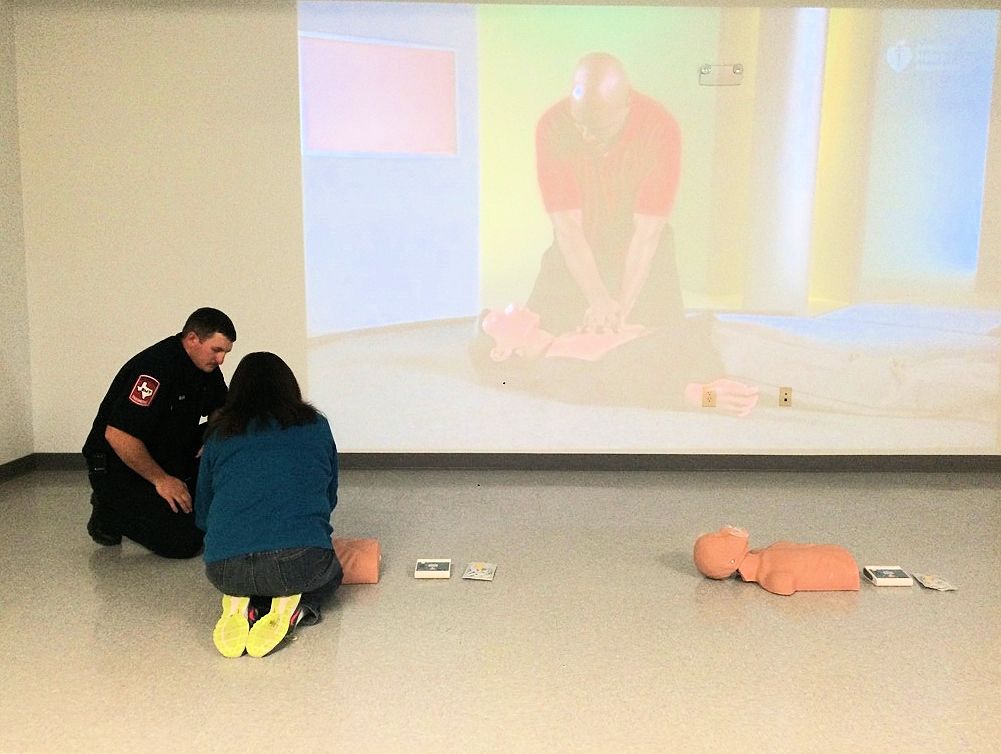 Lampasas FD Firefighter/Paramedic Teaches CPR